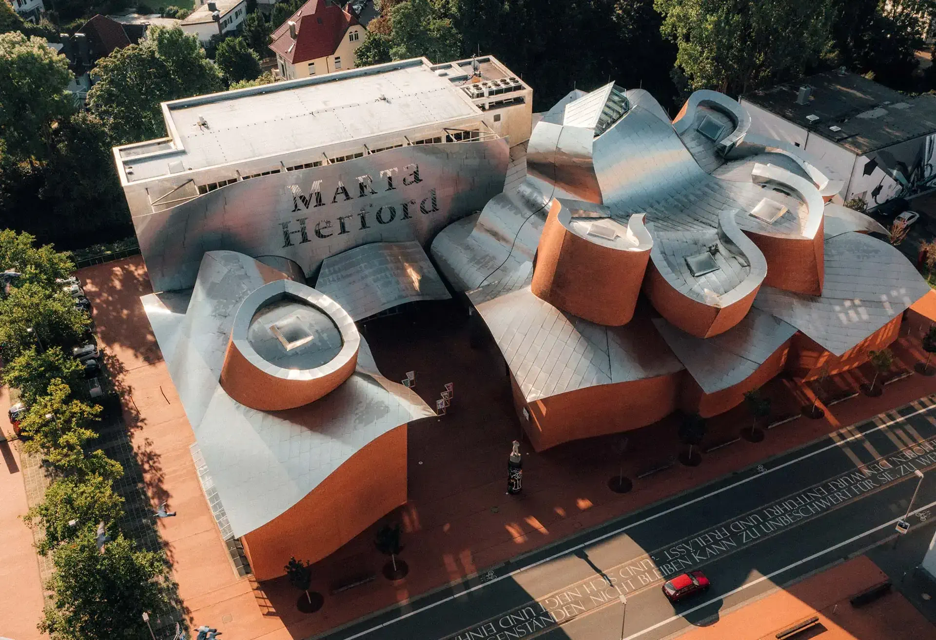 Moderne kunstmuseum med unik arkitektur og bølgende tagdesign i Herford.