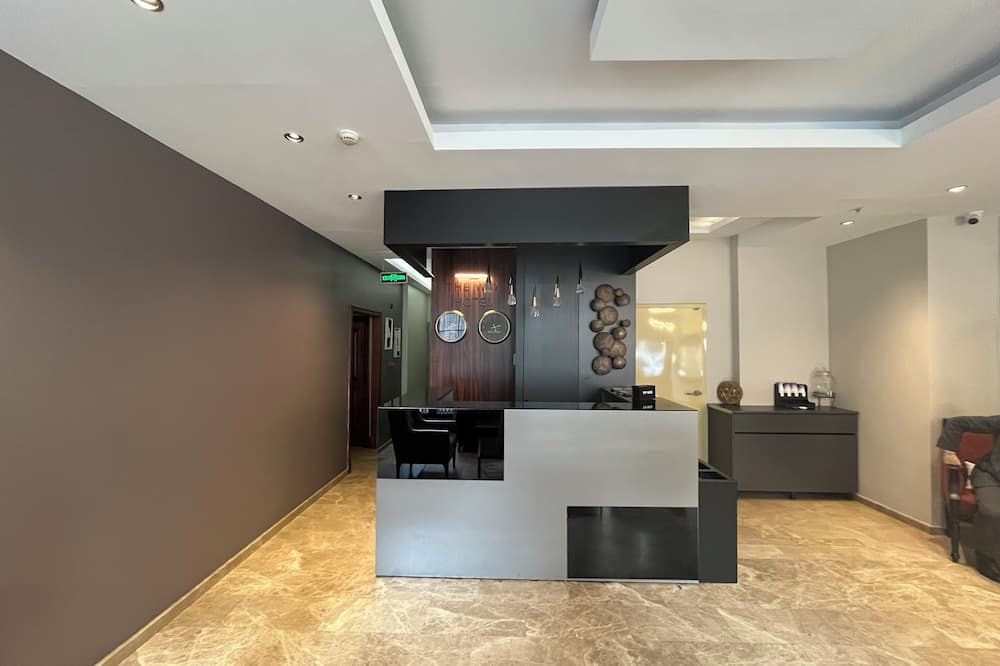 Receptionist