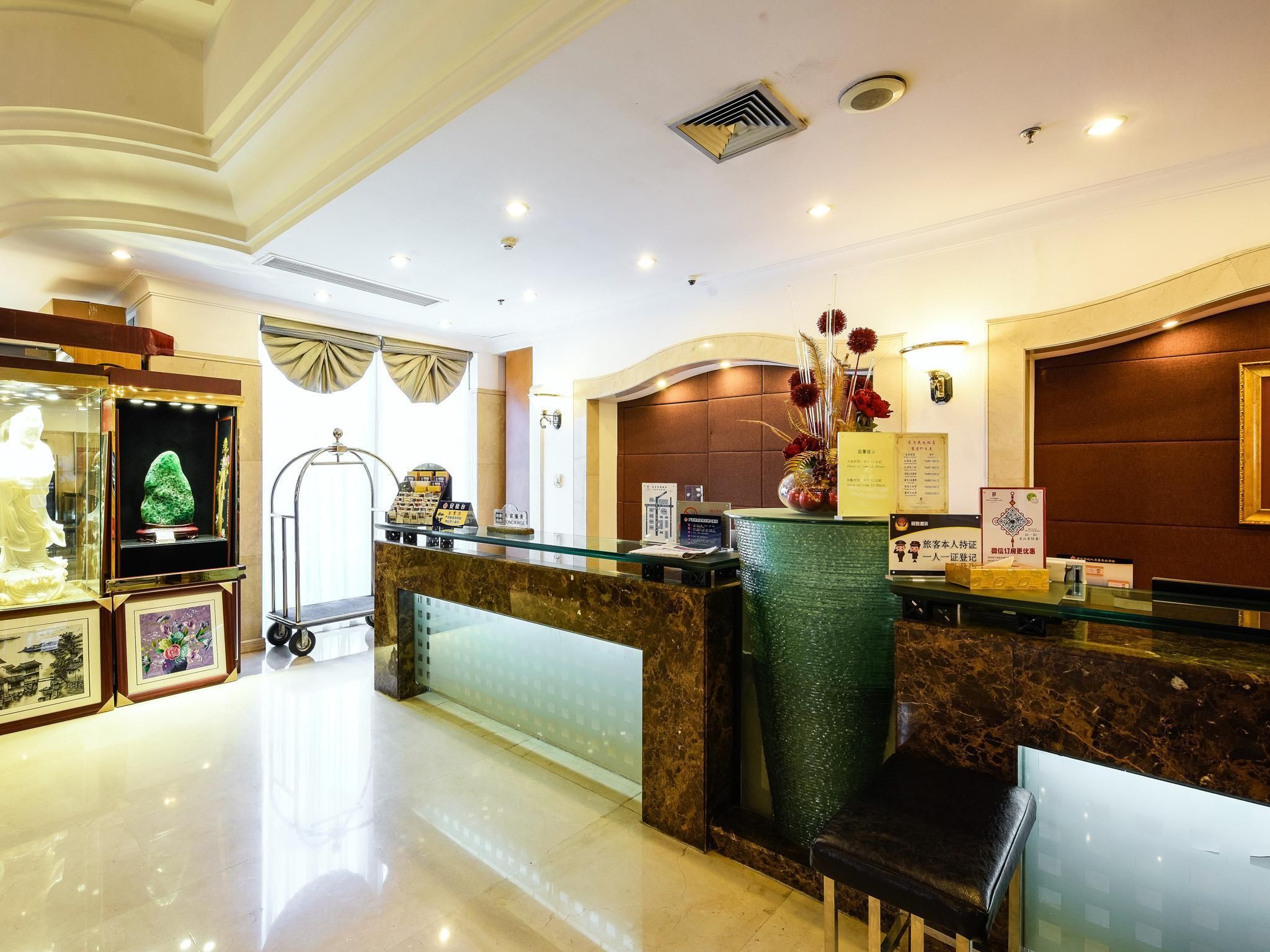 Receptionist