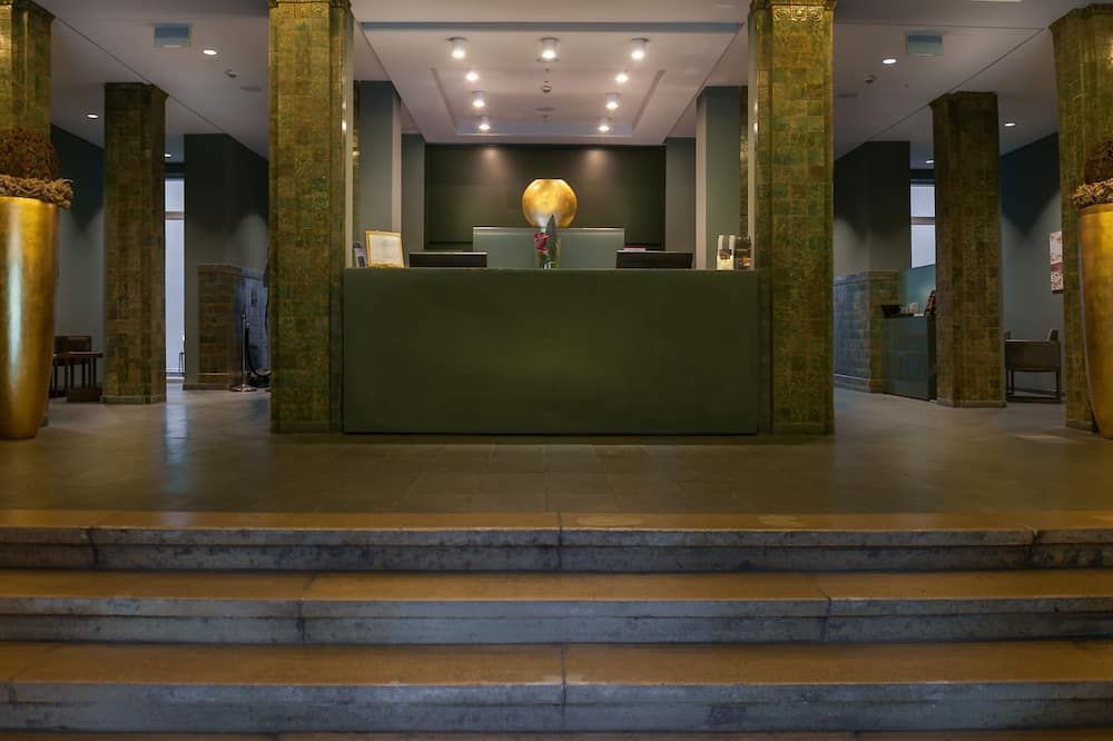Receptionist