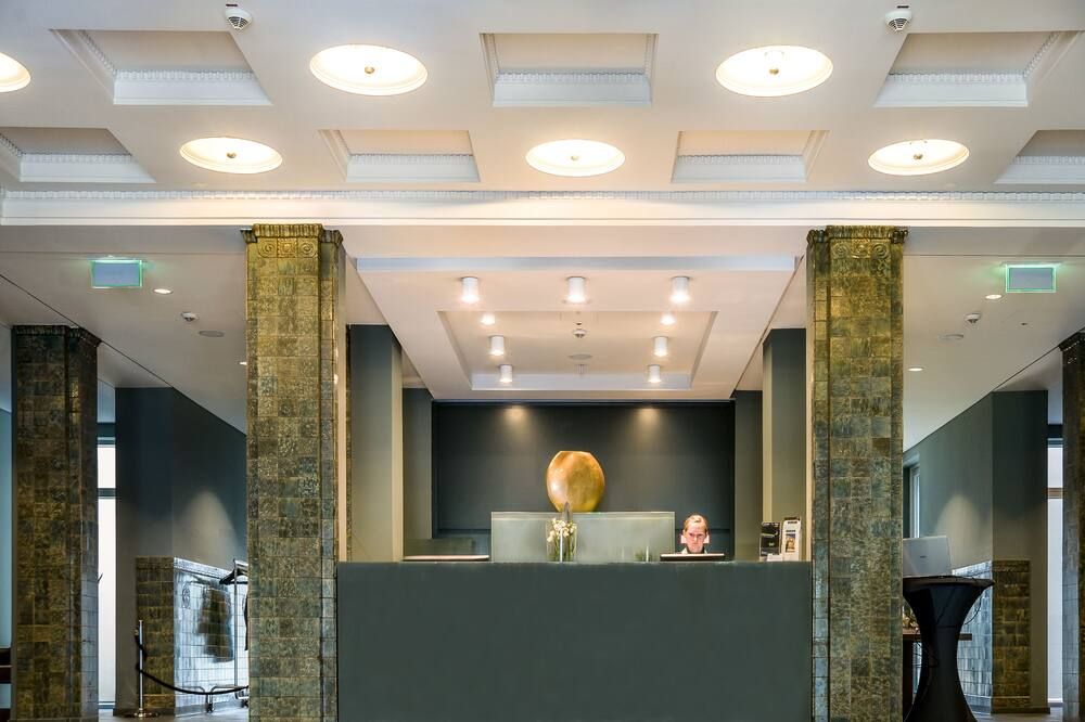 Receptionist