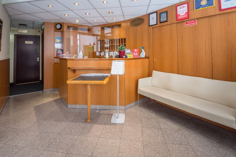 Receptionist